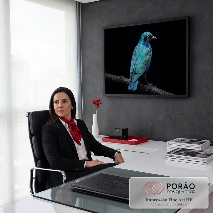 Quadro Decorativo Grande Pássaro e Verde para Sala Azul | quadros decorativos | pássaro de penas azul e verde iridescentes com olho amarelo pousado em galho seco | em ambiente 2 | Porao dos Quadros