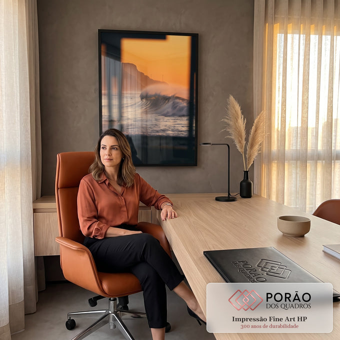 Onda gigante quebrando no mar ao pôr do sol laranja com falésia, vista de janela escura, quadro decorativo