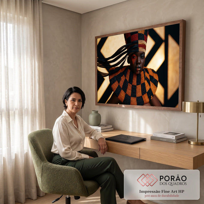 Mulher negra com chapéu alto, gola trançada xadrez laranja e preto e fundo geométrico dourado, quadro decorativo