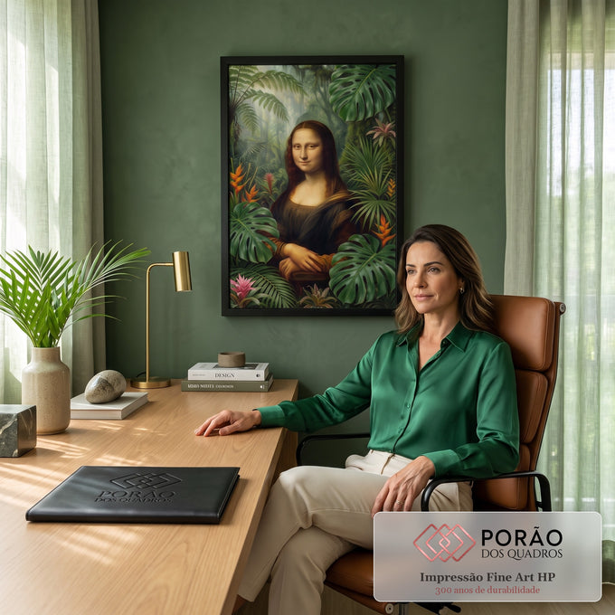 Quadro Decorativo Grande Mona Lisa para Sala Verde | quadros decorativos | retrato de mulher com pose da Mona Lisa cercada por folhagem tropical densa e flores coloridas | em ambiente 2 | Porao dos Quadros
