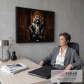 Gorila de terno e gravata com anéis dourados sentado em trono barroco em salão de madeira, quadro decorativo