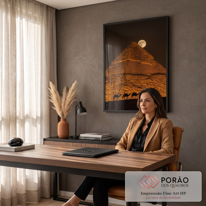 Quadro Decorativo Grande Pirâmide Dourada para Sala Laranja | quadros decorativos | pirâmide dourada com lua cheia e camelos em silhueta no deserto à noite | em ambiente 2 | Porao dos Quadros