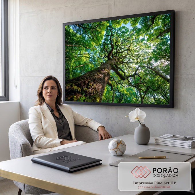 Tronco de árvore com musgo visto de baixo, copa verde e céu azul entre os galhos, quadro decorativo