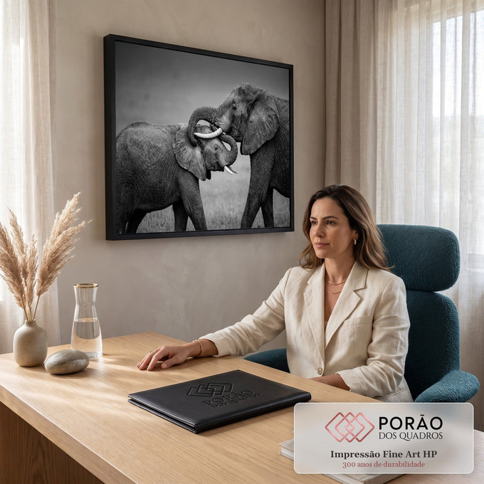 Quadro Decorativo Grande Elefantes se para Sala Preto | quadros decorativos | dois elefantes em preto e branco entrelaçando as trombas em gesto afetuoso | em ambiente 2 | Porao dos Quadros