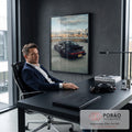 Porsche 911 preto widebody estacionado em terraço com skyline de Nova York ao fundo, quadro decorativo