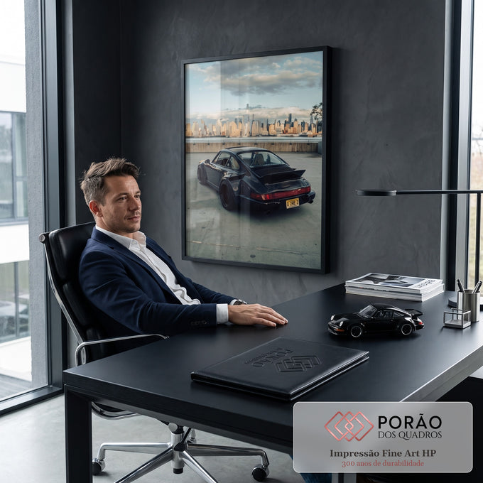 Porsche 911 preto widebody estacionado em terraço com skyline de Nova York ao fundo, quadro decorativo