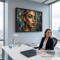 Rosto de mulher de olhos azuis com folhas de ouro, lábios vermelhos e besouro verde, quadro decorativo
