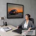 Porsche 911 cinza visto de trás sob céu laranja do pôr do sol em campo seco, quadro decorativo