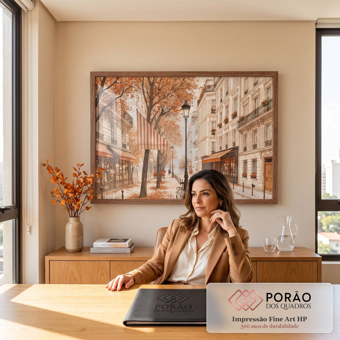 Rua de Paris no outono com árvores laranja, bicicleta no poste e toldos listrados, quadro decorativo