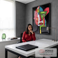 Rosto de mulher cubista em blocos vermelho, verde e azul, mão no rosto, fundo preto, quadro decorativo