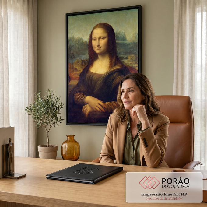 Quadro Decorativo Grande Mona Lisa com Mão para Sala Marrom | quadros decorativos para sala | retrato clássico de mulher com sorriso enigmático e paisagem ao fundo | em Quadros para Sala | Porao dos Quadros