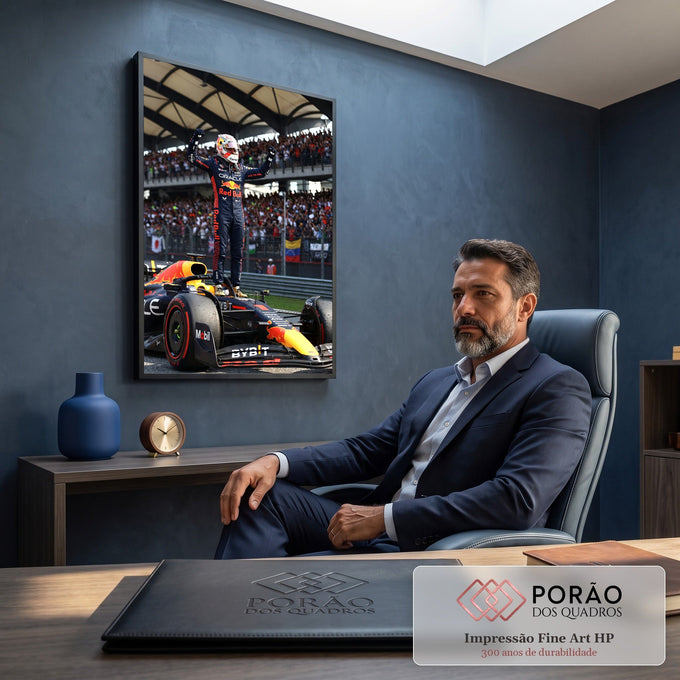 Quadro Decorativo Grande Piloto de Corrida para Sala Azul | quadros decorativos | piloto de corrida em pé sobre o carro comemorando com os braços erguidos | em ambiente 2 | Porao dos Quadros