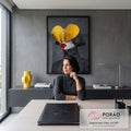 Mulher de cabelo preto com coração de papel amarelo nos olhos e batom vermelho escorrendo, quadro decorativo