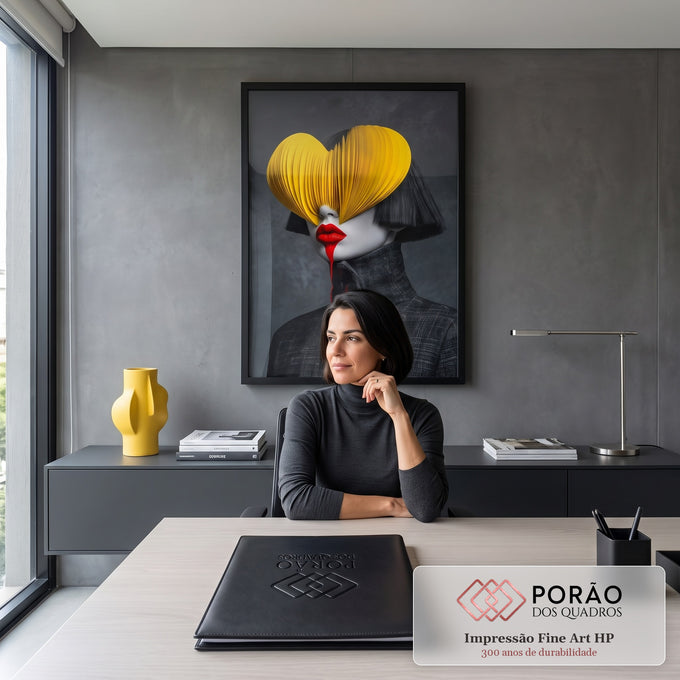 Mulher de cabelo preto com coração de papel amarelo nos olhos e batom vermelho escorrendo, quadro decorativo