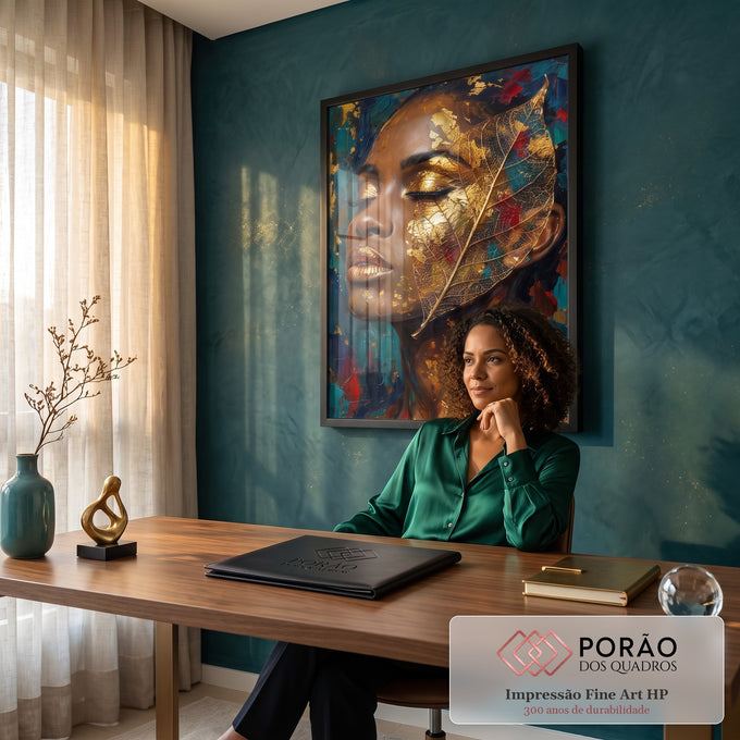Mulher negra de olhos fechados com folha dourada rendada no rosto e fundo azul em óleo, quadro decorativo