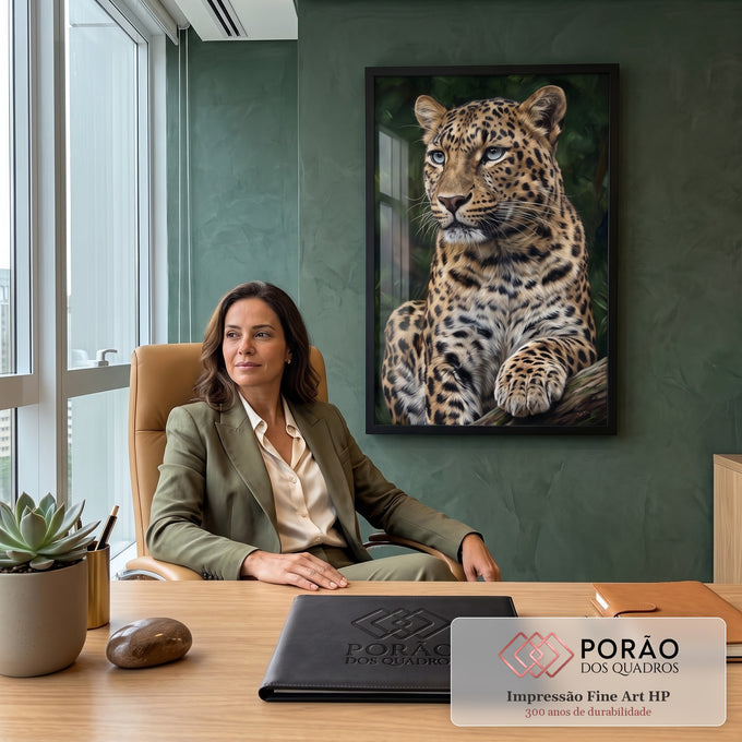 Leopardo de olhos azuis sentado em galho com fundo de floresta verde, pintura realista, quadro decorativo