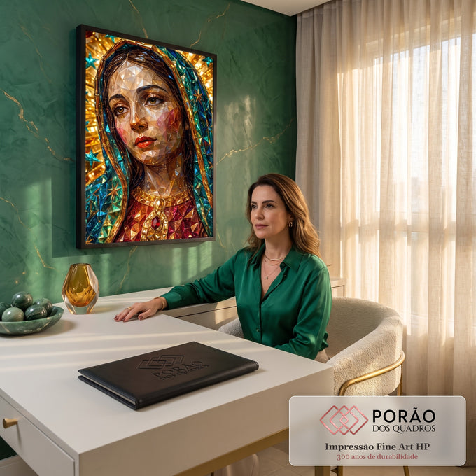Quadro Decorativo Grande Nossa para Sala | quadros decorativos | rosto feminino sacro em mosaico de cristais com manto verde e halo dourado | em ambiente 2 | Porao dos Quadros