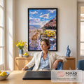 Gato ruivo em poltrona de vime num terraço de azulejos azuis com vista para Positano, quadro decorativo