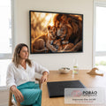 Quadro Decorativo Grande Leão e Filhotes para Sala Dourado | quadros decorativos | leão adulto aconchegando dois filhotes com luz dourada de entardecer ao fundo | em ambiente 2 | Porao dos Quadros