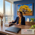 Quadro Decorativo Grande Árvore de Folhas para Sala Amarelo | quadros decorativos | árvore de copa amarela e dourada com tronco retorcido sob céu azul | em ambiente 2 | Porao dos Quadros