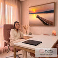 Quadro Decorativo Grande Píer Lago para Sala Laranja | quadros decorativos | píer de madeira sobre lago calmo com pôr do sol laranja e gazebo ao fundo | em ambiente 2 | Porao dos Quadros