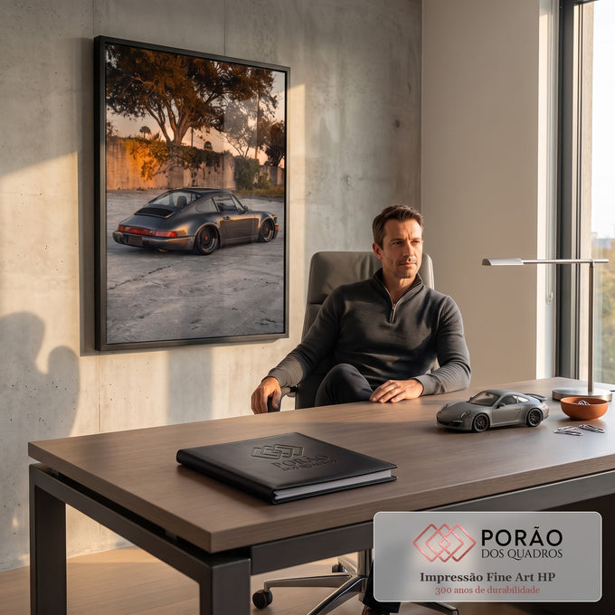 Porsche 911 cinza grafite rebaixado com rodas bronze ao pôr do sol diante de muro, quadro decorativo
