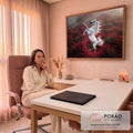 Quadro Decorativo Grande Cavalo Empinado para Sala Branco | quadros decorativos | cavalo branco empinado em campo de papoulas vermelhas com pétalas flutuando | em ambiente 2 | Porao dos Quadros