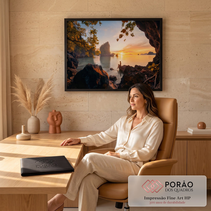 Quadro Decorativo Grande Pôr do Sol Ilhas Rochosas para Sala | quadros decorativos | mulher silhueta ao pôr do sol entre ilhas rochosas e galhos dourados | em ambiente 2 | Porao dos Quadros