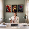 Quadro Decorativo Kit 3 Telas Papoulas Mona Lisa para Sala | quadros decorativos | papoulas vermelhas em vaso azul, retrato floral estilo Mona Lisa e dália escura em carvão | em ambiente 2 | Porao dos Quadros
