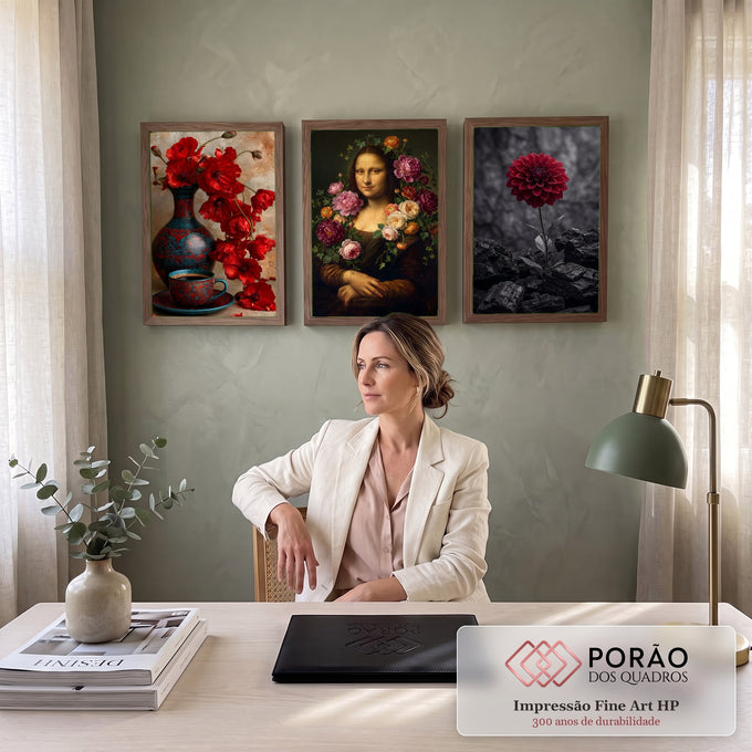 Quadro Decorativo Kit 3 Telas Papoulas Mona Lisa para Sala | quadros decorativos | papoulas vermelhas em vaso azul, retrato floral estilo Mona Lisa e dália escura em carvão | em ambiente 2 | Porao dos Quadros