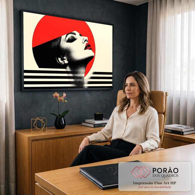 Mulher de perfil P&B com lábios vermelhos, círculo vermelho e listras pretas, quadro decorativo