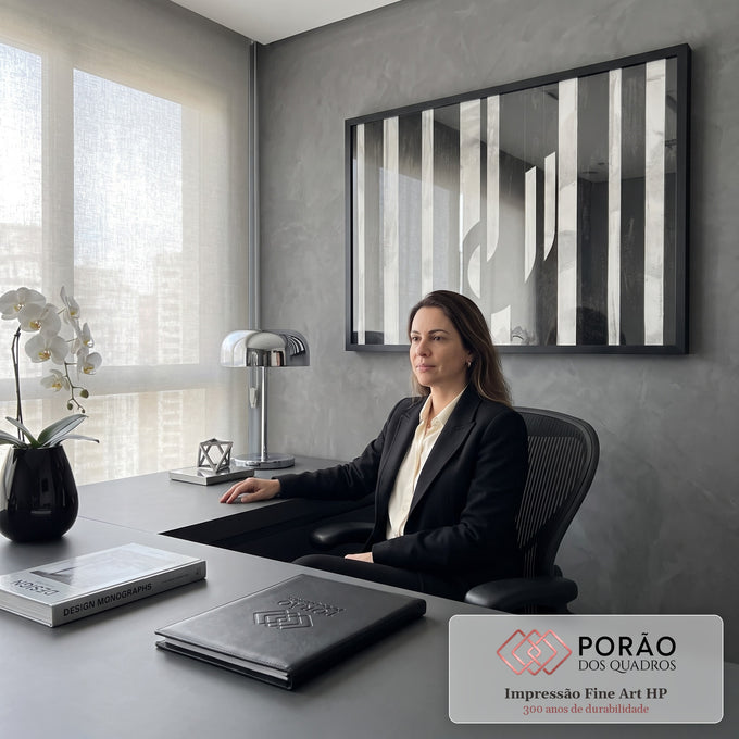 Quadro Decorativo Grande Listras e Prata para Sala Preto | quadros decorativos | listras verticais preto e prata com forma curva abstrata ao centro | em ambiente 2 | Porao dos Quadros