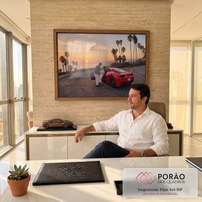 Quadro Decorativo Grande Casal e Carro para Sala Vermelho | quadros decorativos | casal se abraçando ao lado de carro esportivo vermelho em pôr do sol litorâneo com palmeiras | em ambiente 2 | Porao dos Quadros
