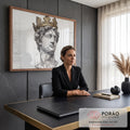Quadro Decorativo Grande Busto Clássico para Sala Preto | quadros decorativos | busto clássico fragmentado em nanquim preto e branco com coroa dourada ornamentada | em ambiente 2 | Porao dos Quadros