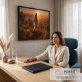 Jesus de manto branco numa colina com oliveiras e cidade ao fundo sob o pôr do sol, quadro decorativo