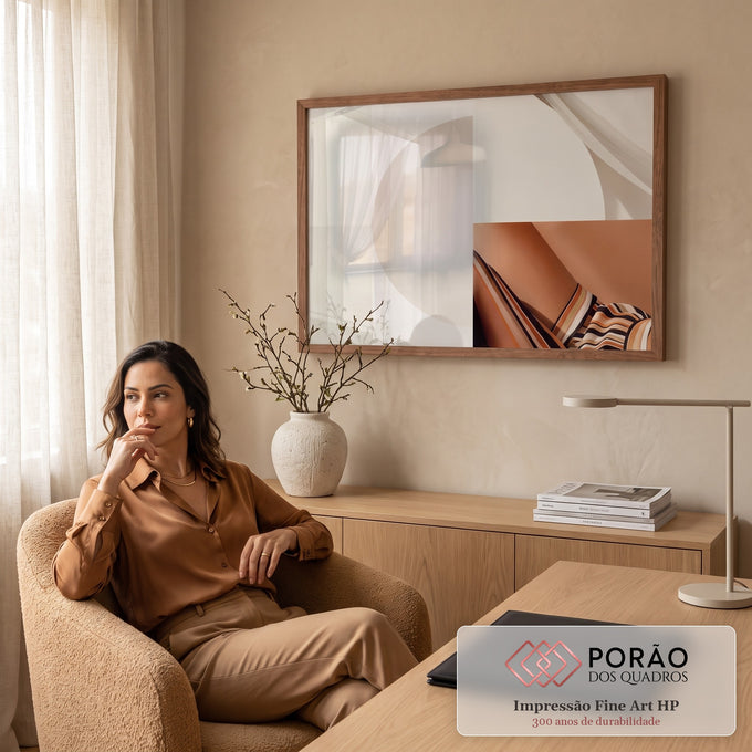Quadro Decorativo Grande Composição com Lenço para Sala Bege | quadros decorativos | painel bege com forma circular, tecido fluido e lenço listrado sobre pele | em ambiente 2 | Porao dos Quadros