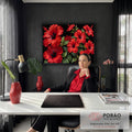 Quadro Decorativo Grande Hibiscos Vermelhos para Sala | quadros decorativos | flores de hibisco vermelho com centro escuro e estames longos sobre fundo preto | em ambiente 2 | Porao dos Quadros