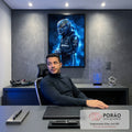 Piloto de Fórmula 1 de capacete e macacão escuro, envolto em fumaça azul neon, quadro decorativo
