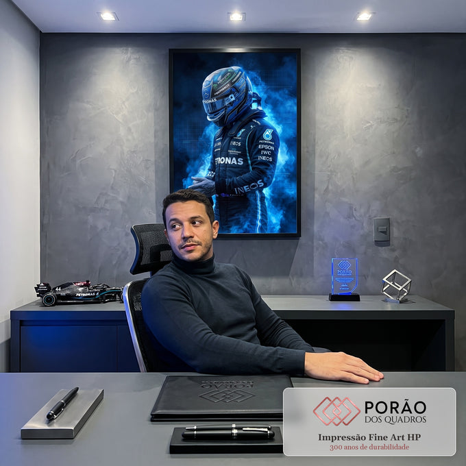 Piloto de Fórmula 1 de capacete e macacão escuro, envolto em fumaça azul neon, quadro decorativo