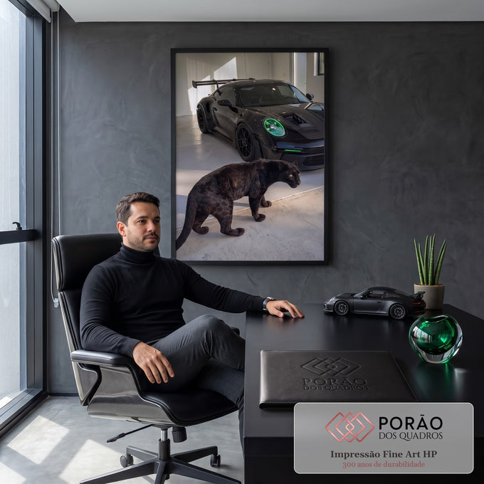 Quadro Decorativo Grande Pantera e Carro para Sala Preto | quadros decorativos | pantera negra caminhando diante de carro esportivo preto com faróis verde neon | em ambiente 2 | Porao dos Quadros