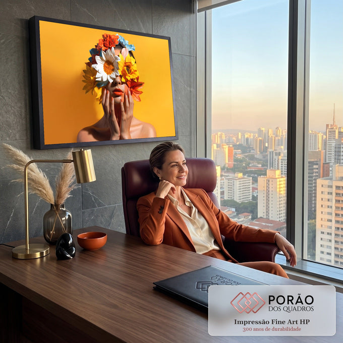 Mulher com flores coloridas cobrindo os olhos e mãos no rosto sobre fundo amarelo, quadro decorativo
