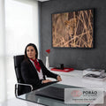 Quadro Decorativo Grande Leopardo Felino para Sala Marrom | quadros decorativos | leopardo espreitando atrás de tronco de árvore com olhar intenso entre galhos secos | em ambiente 2 | Porao dos Quadros
