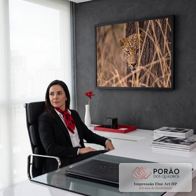 Quadro Decorativo Grande Leopardo Felino para Sala Marrom | quadros decorativos | leopardo espreitando atrás de tronco de árvore com olhar intenso entre galhos secos | em ambiente 2 | Porao dos Quadros