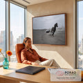 Quadro Decorativo Grande Cavalo Correndo Cinza para Sala | quadros decorativos | cavalo cinza correndo no deserto com carro esportivo derrapando ao fundo | em ambiente 2 | Porao dos Quadros