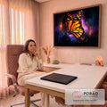 Borboleta-monarca laranja e preta voando sobre nebulosa roxa e céu estrelado, quadro decorativo