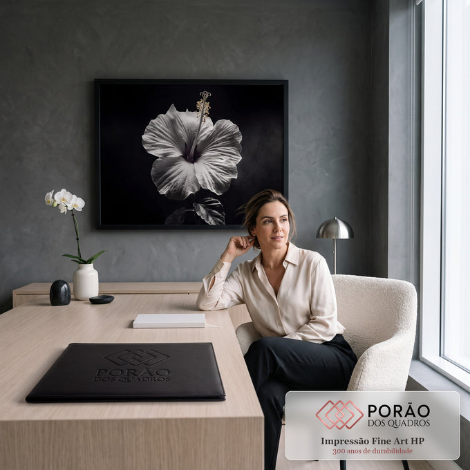 Quadro Decorativo Grande Flor de Hibisco para Sala Preto | quadros decorativos | flor de hibisco branca em preto e branco com pistilo e pólen amarelo visíveis | em ambiente 2 | Porao dos Quadros