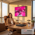 Busto de mulher com rosto coberto de rosas pink, lábios vermelhos e fundo magenta, quadro decorativo