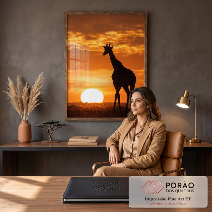 Girafa em silhueta na savana africana com sol se pondo no horizonte e céu laranja, quadro decorativo
