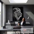 Quadro Decorativo Grande Leão em Perfil para Sala Preto | quadros decorativos | leão de perfil em preto e branco com juba volumosa sobre fundo escuro | em ambiente 2 | Porao dos Quadros