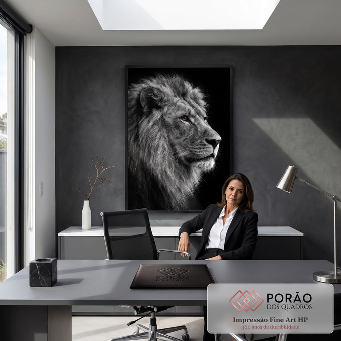 Quadro Decorativo Grande Leão em Perfil para Sala Preto | quadros decorativos | leão de perfil em preto e branco com juba volumosa sobre fundo escuro | em ambiente 2 | Porao dos Quadros
